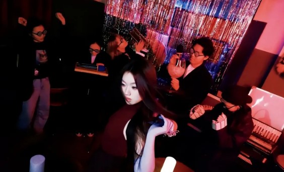 单依纯“疯”玩《歌手2025》，掀起全网狂欢！网友调侃：王者荣耀该出手了！