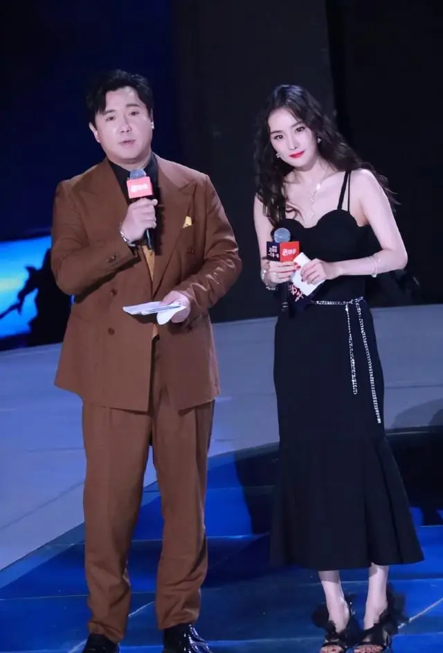 杨幂化身冰雪精灵！共创之夜艾琳造型惊艳全场