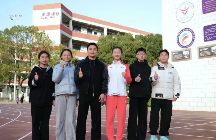 李慧茹回母校，00后赛艇冠军分享奋斗与初心